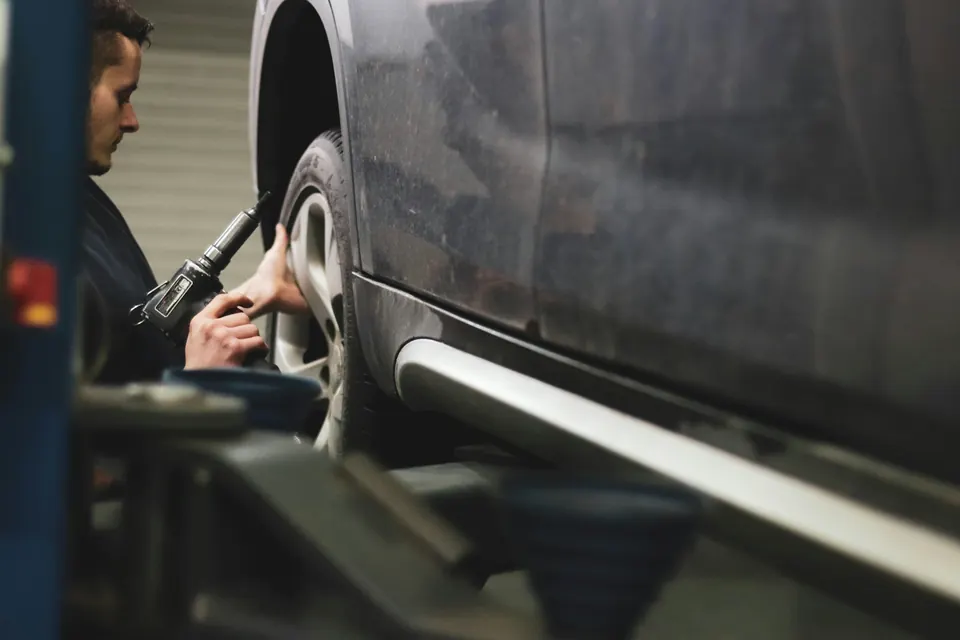 Mobile mechanic work